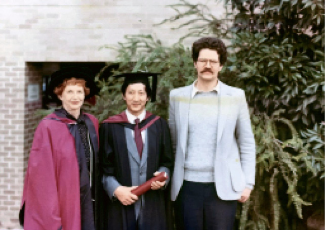 攝于作者的碩士畢業典禮后（1982年5月）。左為瑪塔博士，右為當時在拉籌伯大學語言學系授課的一位美國老師，他也是作者碩士論文的評閱人之一.jpg