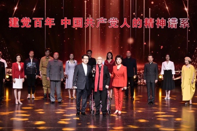 《詩(shī)意中國(guó)?紅色記憶》的壓軸節(jié)目是抗戰(zhàn)詩(shī)篇《我愛(ài)這土地》，但在今天賦予了新的意義，那就是共產(chǎn)黨人永遠(yuǎn)的初心。.jpg