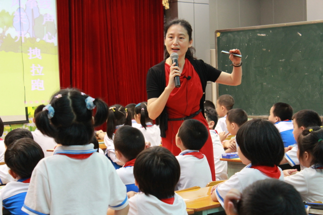 p50 圖1 學校教師在課堂上開展啟發式教學，與學生互動。吳春嬈 供圖.jpg