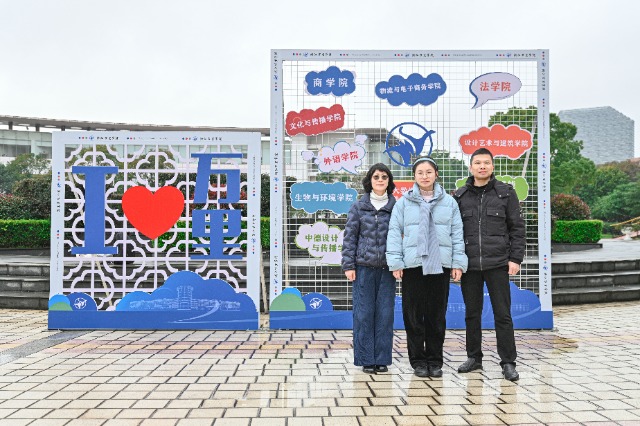 萬里學院學生家長陪同孩子在校園內打卡 學校供圖.jpg 萬里學院學生家長陪同孩子在校園內打卡 學校供圖.jpg