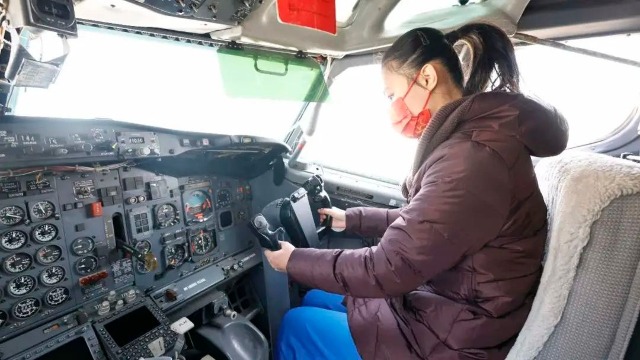 視力障礙孩子在民航大學感受飛機。圖片由學校提供.jpg 視力障礙孩子在民航大學感受飛機。圖片由學校提供.jpg