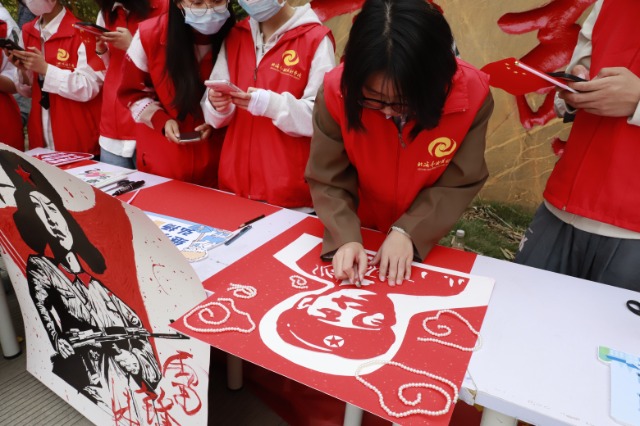 直播活動現場學生正在進行“雷鋒精神”相關作品創作。北海藝術設計學院供圖.jpg 直播活動現場學生正在進行“雷鋒精神”相關作品創作。北海藝術設計學院供圖.jpg