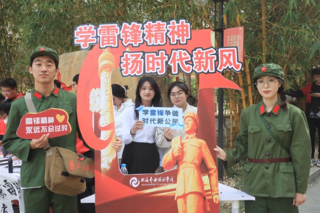 直播活動現場打卡拍照。北海藝術設計學院供圖.jpg 直播活動現場打卡拍照。北海藝術設計學院供圖.jpg