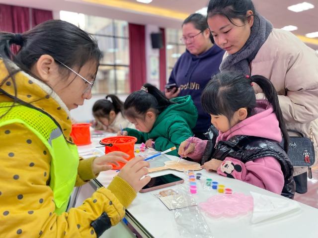 張琳琳給當(dāng)?shù)匦∨笥焉峡茖W(xué)小實(shí)驗(yàn)趣味課 學(xué)校供圖.jpg 張琳琳給當(dāng)?shù)匦∨笥焉峡茖W(xué)小實(shí)驗(yàn)趣味課 學(xué)校供圖.jpg