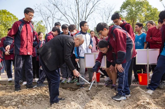 鄞州中學學生在農業顧問的指導下種土豆 學校供圖.jpg