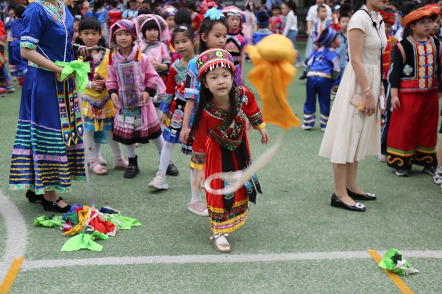 南寧市星湖小學(xué)一、二年級(jí)的學(xué)生開展了壯族競(jìng)技項(xiàng)目“背簍繡球”.JPG