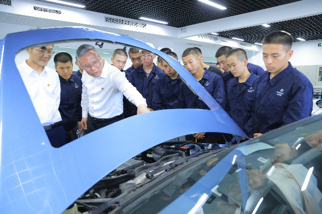 宣講團成員在北電科汽車工程學院交流參觀。學校供圖。.jpg