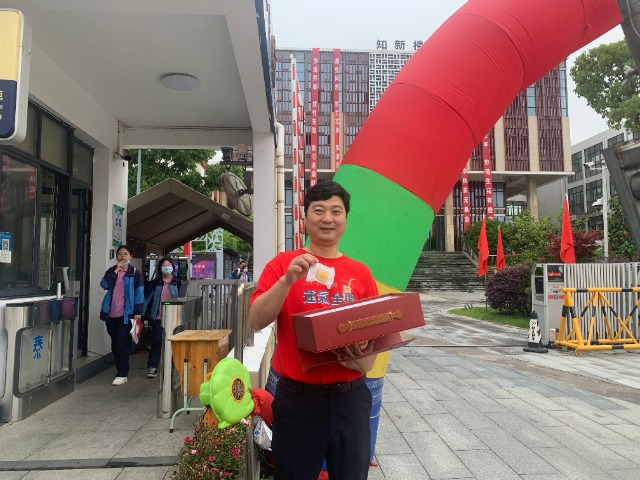 寧波北侖區泰河中學校長李明為同學們送上“定勝糕” 陳涵容攝.jpg