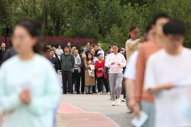 07——6月7日，在甘肅省平?jīng)鍪械谖逯袑W(xué)考點(diǎn)，家長們目送考生進(jìn)入考場。.JPG