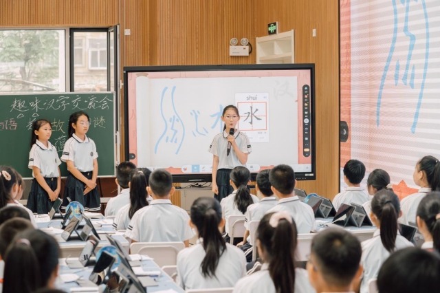 智慧課堂讓學生化身“小老師”。學校供圖.jpg