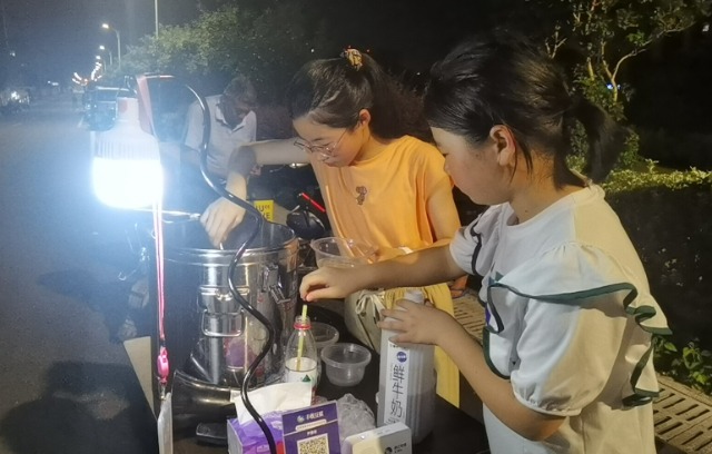 學生李佳慧、鄔嘉銣出攤賣木蓮凍 學校供圖.jpg 學生李佳慧、鄔嘉銣出攤賣木蓮凍 學校供圖.jpg