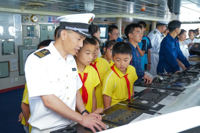 學生們在“育鯤”輪上探秘海洋科技新裝備.jpg 學生們在“育鯤”輪上探秘海洋科技新裝備.jpg