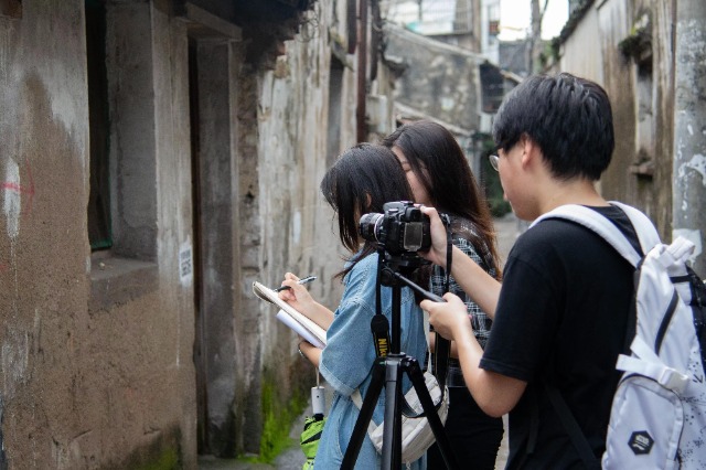 寧波大學“拾古彌新”鄉村古建筑守護者小分隊走進寧波市莊市老街,用畫筆攝影記錄古建筑風貌 學校供圖.jpg 寧波大學“拾古彌新”鄉村古建筑守護者小分隊走進寧波市莊市老街,用畫筆攝影記錄古建筑風貌 學校供圖.jpg