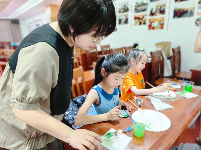 北侖區教師在社區假日學校指導學生畫畫 北侖區教育局供圖.jpg 北侖區教師在社區假日學校指導學生畫畫 北侖區教育局供圖.jpg