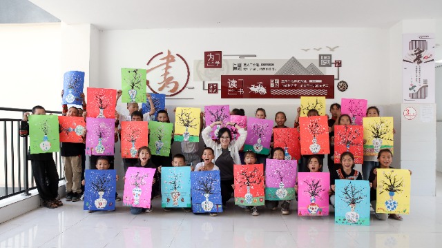 美姑縣學生展示藝術作品 符曉 攝.jpg 美姑縣學生展示藝術作品 符曉 攝.jpg