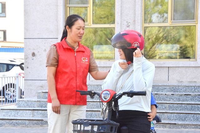 05 臨澤縣濱河幼兒園“紅燭先鋒”護學崗教師護送學生放學。劉婷 攝.JPG 05 臨澤縣濱河幼兒園“紅燭先鋒”護學崗教師護送學生放學。劉婷 攝.JPG