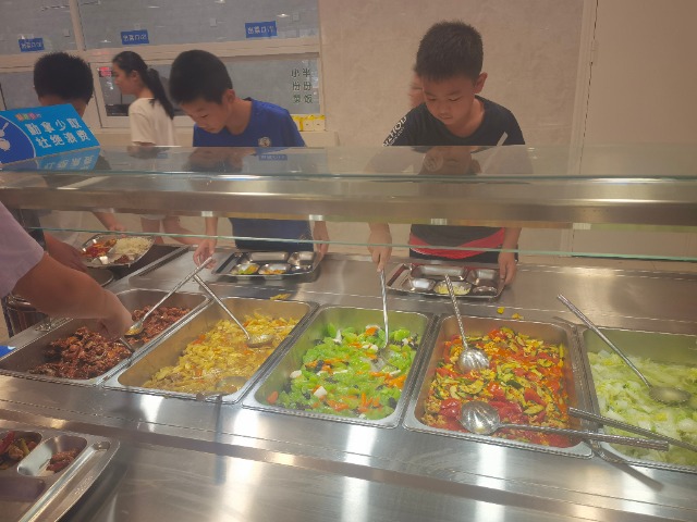 寧波鄞州區江東實驗小學（南校區）學生在挑選菜品 史望穎 攝.jpg