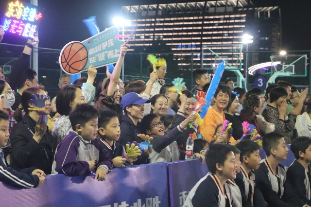 市民為北侖區中小學生籃球超級聯賽吶喊助威 北侖區教育局供圖.jpg 市民為北侖區中小學生籃球超級聯賽吶喊助威 北侖區教育局供圖.jpg