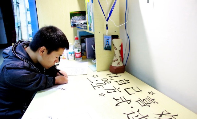 彭軍在校期間刻苦學習2.jpg 彭軍在校期間刻苦學習2.jpg