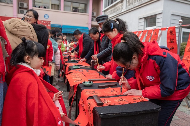 慈溪學子體驗寫春聯 慈溪市教育局供圖.jpg 慈溪學子體驗寫春聯 慈溪市教育局供圖.jpg