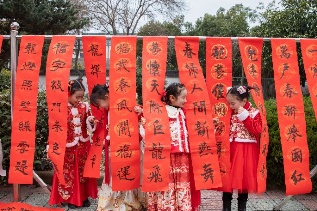 慈溪學子展示寫好的春聯 慈溪市教育局供圖.jpg 慈溪學子展示寫好的春聯 慈溪市教育局供圖.jpg