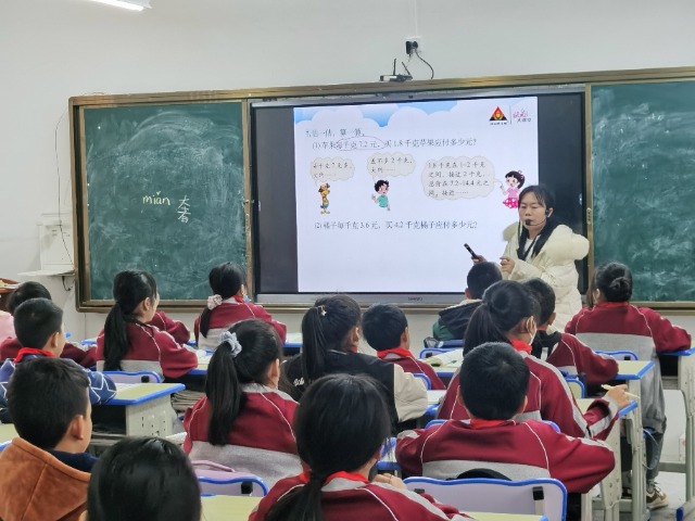 邊境學校_寧明縣愛店鎮中心小學教師在使用數字資源教學  （攝影：許華方）.jpg