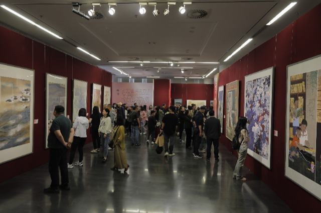參觀者駐足欣賞中小學美術(shù)教師作品。活動方供圖 .jpg
