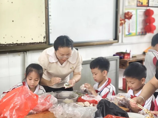 “廚藝家長講師”正在教容州鎮中心學校學生包餃子_jpg.jpg “廚藝家長講師”正在教容州鎮中心學校學生包餃子_jpg.jpg