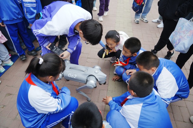 1.現場展示的智能機器狗吸引學生駐足圍觀.JPG