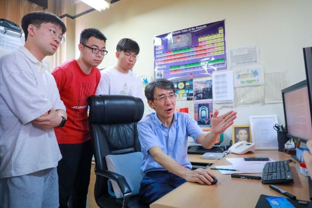 中國科學院院士、清華大學教授、南方科技大學校長薛其坤正在指導學生開展科學研究。（南方科技大學供圖）.jpg