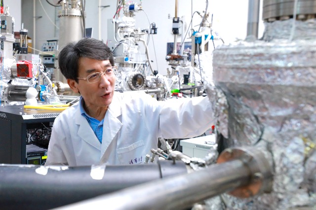中國科學院院士、清華大學教授、南方科技大學校長薛其坤正在開展科學研究。（南方科技大學供圖）.jpg