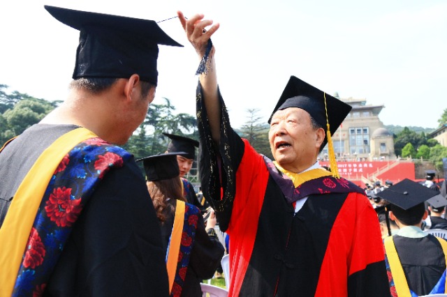 2017年6月22日，李德仁參加武漢大學畢業典禮并為畢業生撥穗.jpg