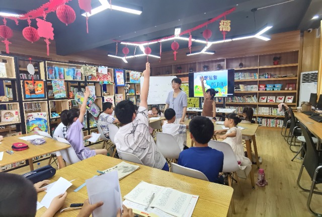 7月16日，姜堰區(qū)三水街道關(guān)工委陳莊社區(qū)校外輔導(dǎo)站開辦的《智慧運(yùn)算一一感受別樣的數(shù)學(xué)》得到孩子們的青睞。（拍攝者：泰州市姜堰區(qū)關(guān)工委 全玉英）.jpg