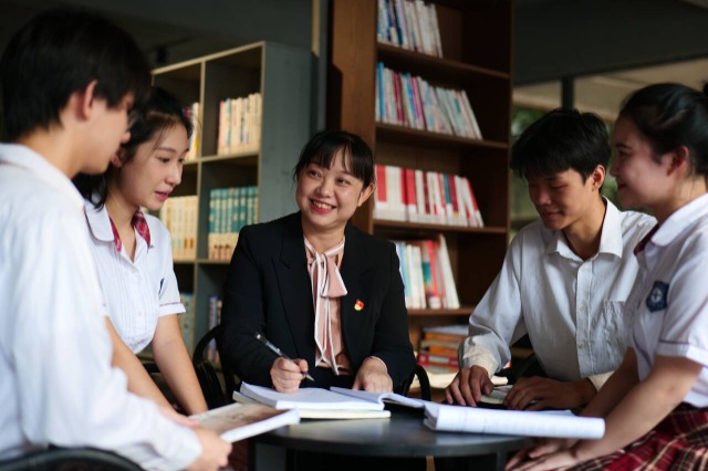 梧州優秀教師吳蔚.jpg 梧州優秀教師吳蔚.jpg