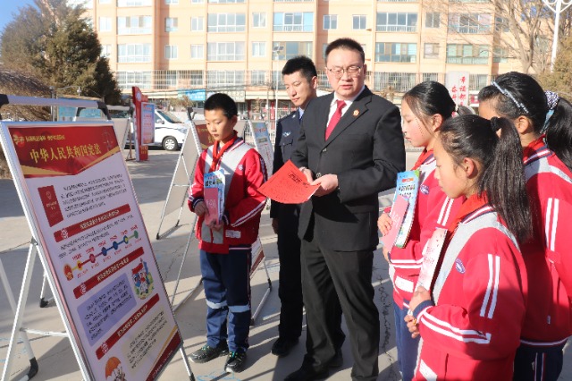 法制副校長給孩子們現場上法治課.jpg 法制副校長給孩子們現場上法治課.jpg