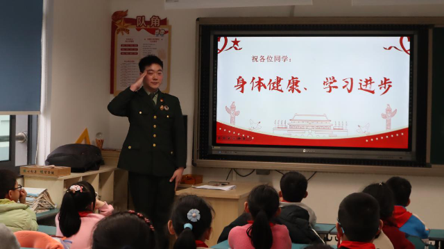 浙大寧波理工學院國旗護衛隊來到寧波鎮明中心小學上國防教育公開課 徐銘菲 攝.png 浙大寧波理工學院國旗護衛隊來到寧波鎮明中心小學上國防教育公開課 徐銘菲 攝.png