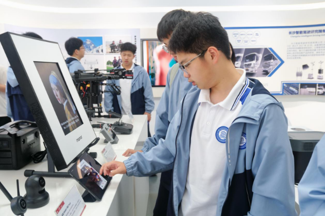 寧波科技高中學(xué)生參觀寧波智能技術(shù)研究院 學(xué)校供圖.png 寧波科技高中學(xué)生參觀寧波智能技術(shù)研究院 學(xué)校供圖.png