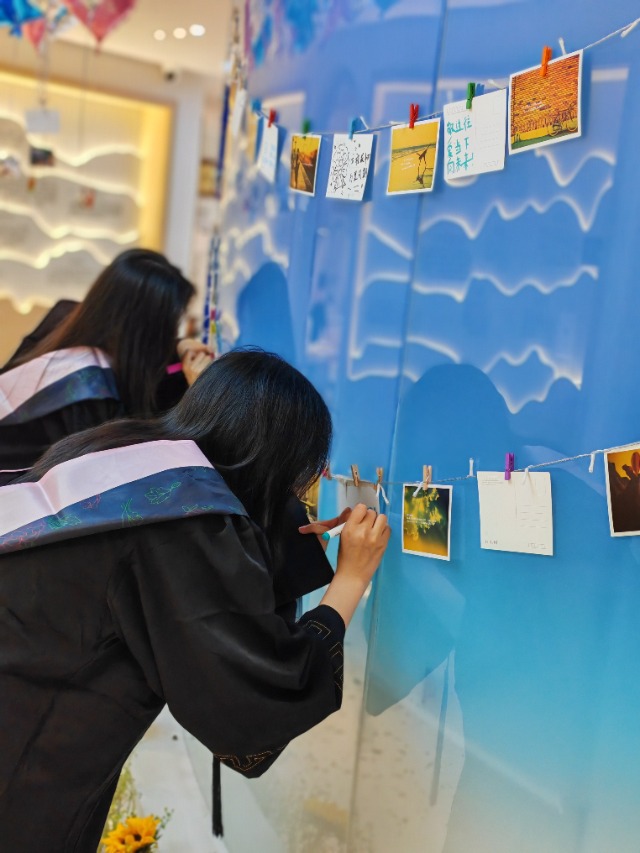 浙江萬里學院畢業生在“青春寄語墻”留言 學校供圖.jpg 浙江萬里學院畢業生在“青春寄語墻”留言 學校供圖.jpg