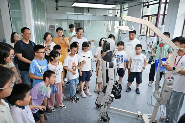 公眾參觀機器人與智能制造裝備技術(shù)實驗室 中國科學(xué)院大學(xué)寧波材料工程學(xué)院供圖.jpg 公眾參觀機器人與智能制造裝備技術(shù)實驗室 中國科學(xué)院大學(xué)寧波材料工程學(xué)院供圖.jpg