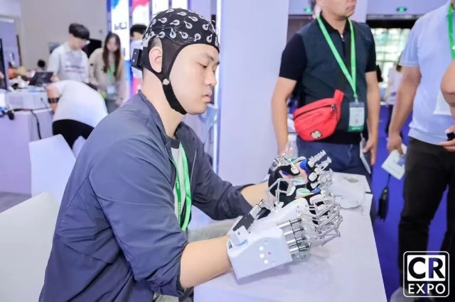 團(tuán)隊(duì)成員在2025中國(guó)國(guó)際福祉博覽會(huì)暨中國(guó)國(guó)際康復(fù)展覽會(huì)展示手部康復(fù)機(jī)器人 學(xué)校供圖.jpg 團(tuán)隊(duì)成員在2025中國(guó)國(guó)際福祉博覽會(huì)暨中國(guó)國(guó)際康復(fù)展覽會(huì)展示手部康復(fù)機(jī)器人 學(xué)校供圖.jpg