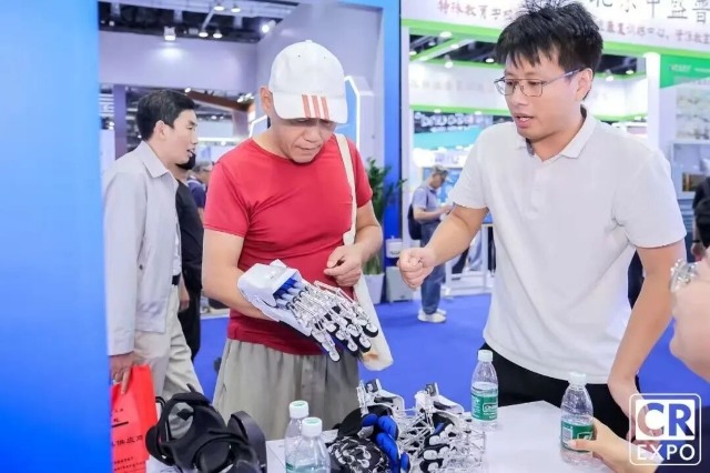 于金須在博覽會(huì)上向來(lái)賓介紹手部康復(fù)機(jī)器人 學(xué)校供圖.jpg 于金須在博覽會(huì)上向來(lái)賓介紹手部康復(fù)機(jī)器人 學(xué)校供圖.jpg