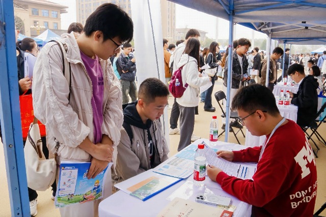 太原理工大學(xué)招聘會(huì)現(xiàn)場圖片1.jpg 太原理工大學(xué)招聘會(huì)現(xiàn)場圖片1.jpg