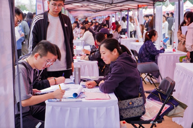 太原理工大學(xué)招聘會(huì)現(xiàn)場圖片2.jpg 太原理工大學(xué)招聘會(huì)現(xiàn)場圖片2.jpg