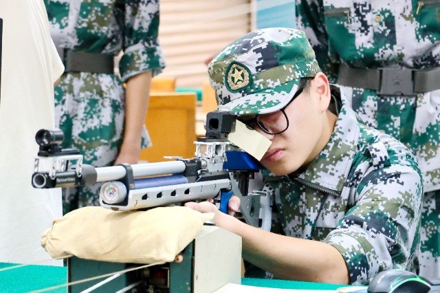 新生進行模擬射擊3.JPG 新生進行模擬射擊3.JPG