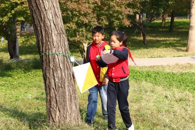 學(xué)生在定向越野活動(dòng)中.jpg 學(xué)生在定向越野活動(dòng)中.jpg