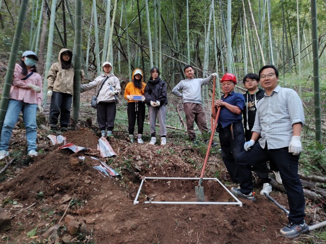 土壤生物普查團(tuán)隊成員在竹林采樣 學(xué)校供圖.jpg 土壤生物普查團(tuán)隊成員在竹林采樣 學(xué)校供圖.jpg