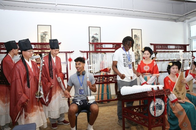 來自美國圣保羅高中的學生們饒有興致地體驗邢瓷樂器演奏.jpg 來自美國圣保羅高中的學生們饒有興致地體驗邢瓷樂器演奏.jpg